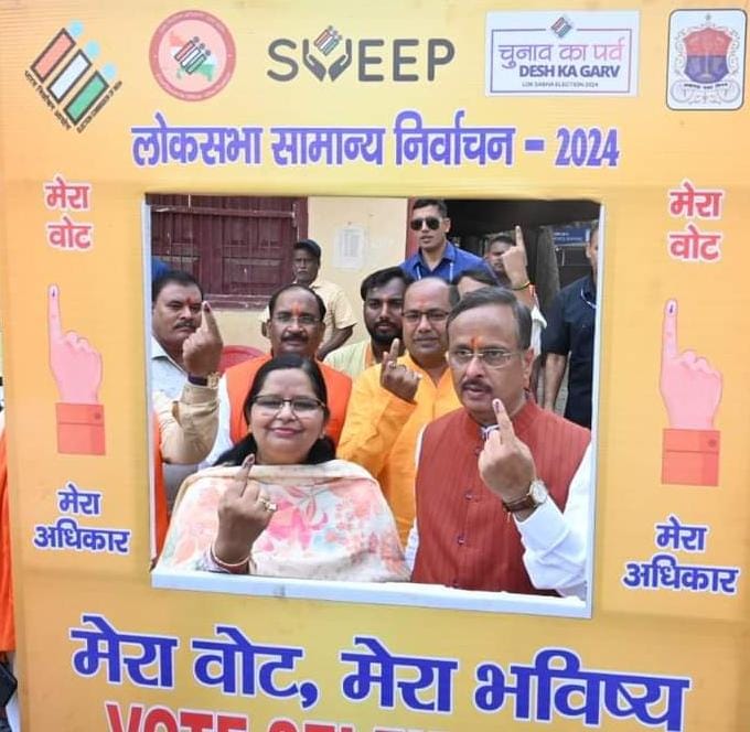 Former Deputy Chief Minister of Uttar Pradesh and current Rajya Sabha MP, Dr. Dinesh Sharma, cast his vote along with his wife.